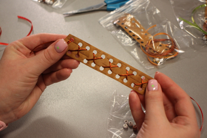 Накануне Международного женского дня посетители музея делились весенним вдохновением на творческих мастер-классах школы тульских мастеров, создавая подарки для милых дам Тульский Государственный Музей Оружия