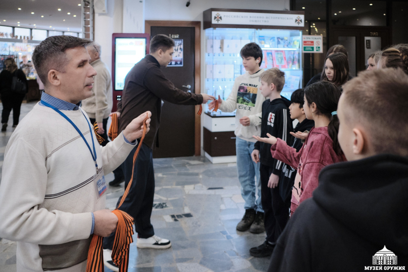 В День Героев Отечества в музее оружия прошла традиционная Всероссийская акция «Георгиевская ленточка» Тульский Государственный Музей Оружия