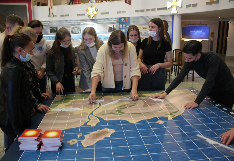 Праздничные мероприятия в музее оружия продолжаются! Культурно-образовательная программа «Оружейная азбука: учимся играя» и командно-стратегическая игра «Стальные стражи в бою» Тульский Государственный Музей Оружия