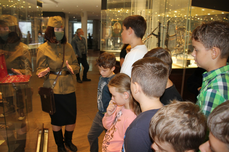 Праздничные мероприятия в музее оружия продолжаются! Культурно-образовательная программа «Оружейная азбука: учимся играя» и командно-стратегическая игра «Стальные стражи в бою» Тульский Государственный Музей Оружия