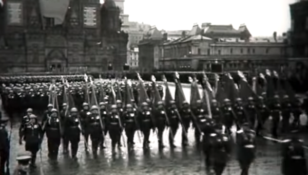 Друзья, предлагаем вам совершить путешествие во времени и стать зрителями исторического парада Победы на Красной площади в Москве 24 июня 1945 года! Тульский Государственный Музей Оружия