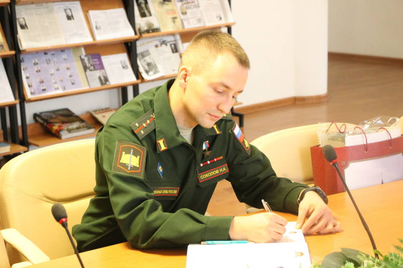 Музей оружия был удостоен чести принимать Героя Российской Федерации, кавалера трех орденов Мужества, гвардии капитана Николая Андреевича Соколова Тульский Государственный Музей Оружия