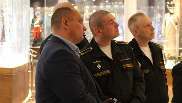 Командный состав атомного ракетного подводного крейсера стратегического назначения «Тула» в музее оружия. Тульский Государственный Музей Оружия