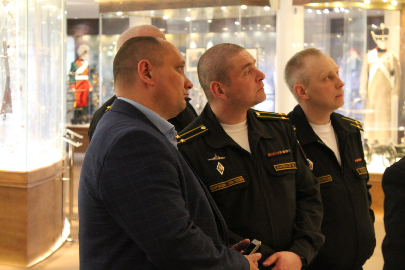 Командный состав атомного ракетного подводного крейсера стратегического назначения «Тула» в музее оружия. Тульский Государственный Музей Оружия