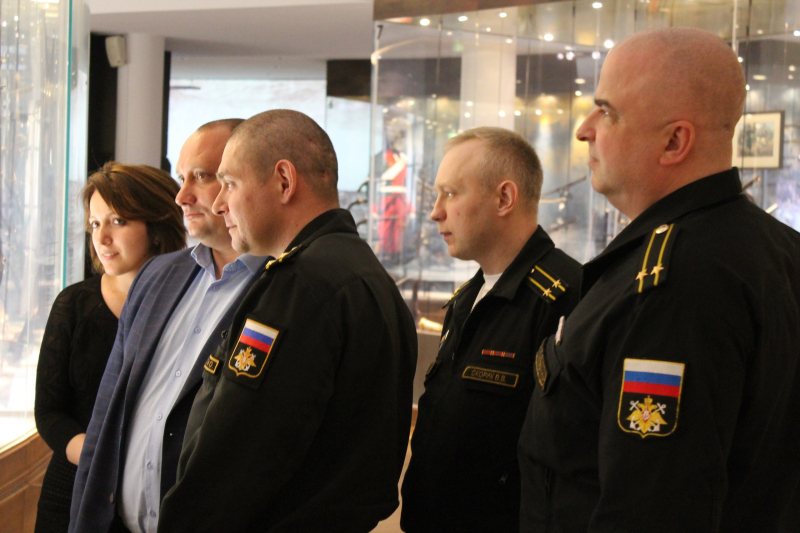 Командный состав атомного ракетного подводного крейсера стратегического назначения «Тула» в музее оружия. Тульский Государственный Музей Оружия