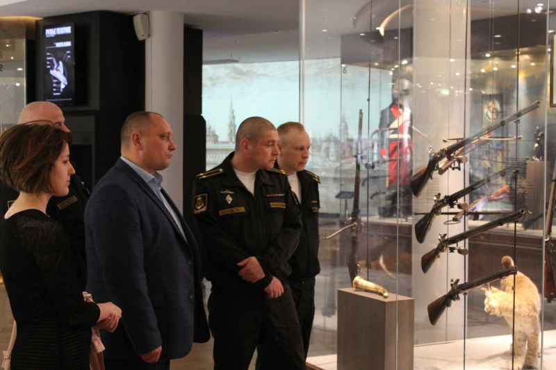 Командный состав атомного ракетного подводного крейсера стратегического назначения «Тула» в музее оружия. Тульский Государственный Музей Оружия