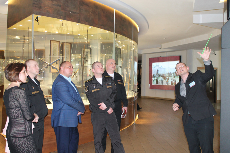 Командный состав атомного ракетного подводного крейсера стратегического назначения «Тула» в музее оружия. Тульский Государственный Музей Оружия