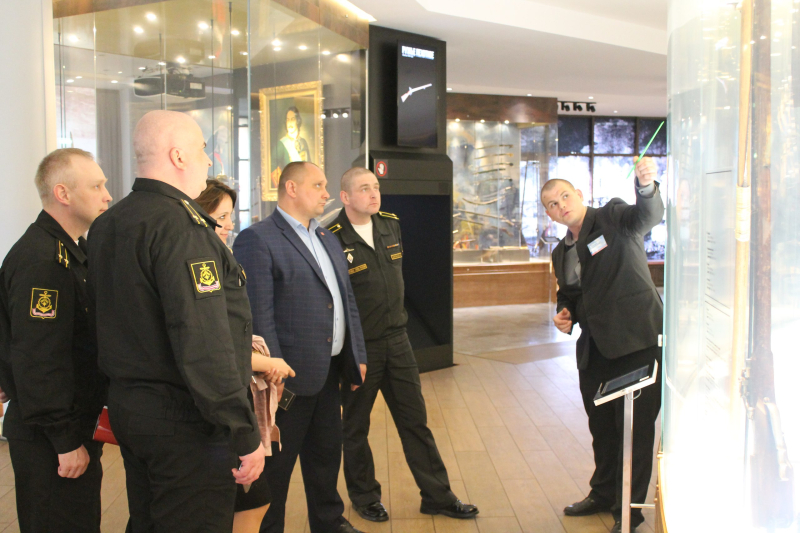 Командный состав атомного ракетного подводного крейсера стратегического назначения «Тула» в музее оружия. Тульский Государственный Музей Оружия