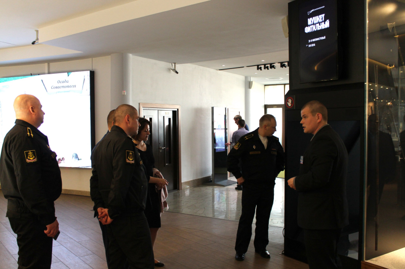 Командный состав атомного ракетного подводного крейсера стратегического назначения «Тула» в музее оружия. Тульский Государственный Музей Оружия