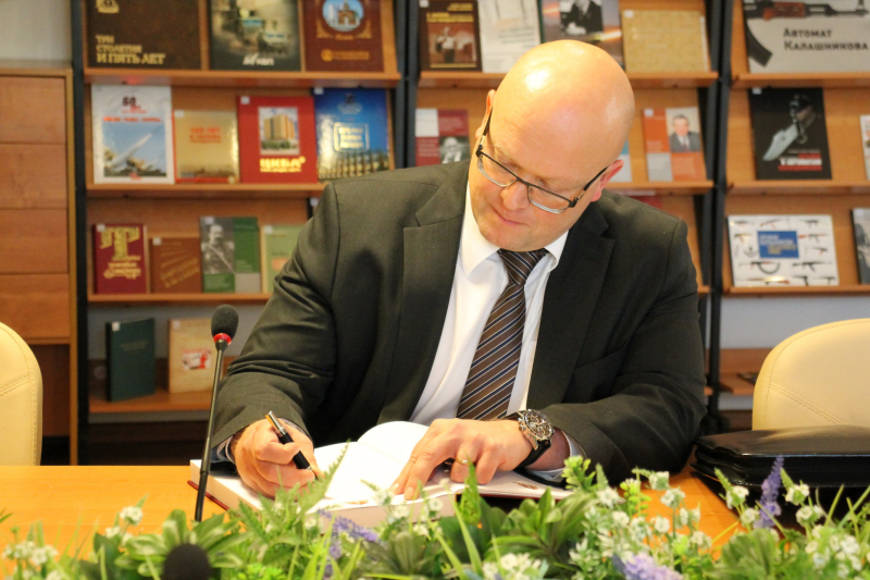 Музей оружия посетил Посол Финляндии в России Микко Хаутала Тульский Государственный Музей Оружия