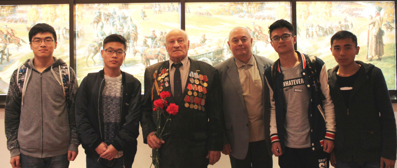 Вспоминая героев Второй мировой войны: встреча ветеранов с молодежью в музее оружия. Тульский Государственный Музей Оружия