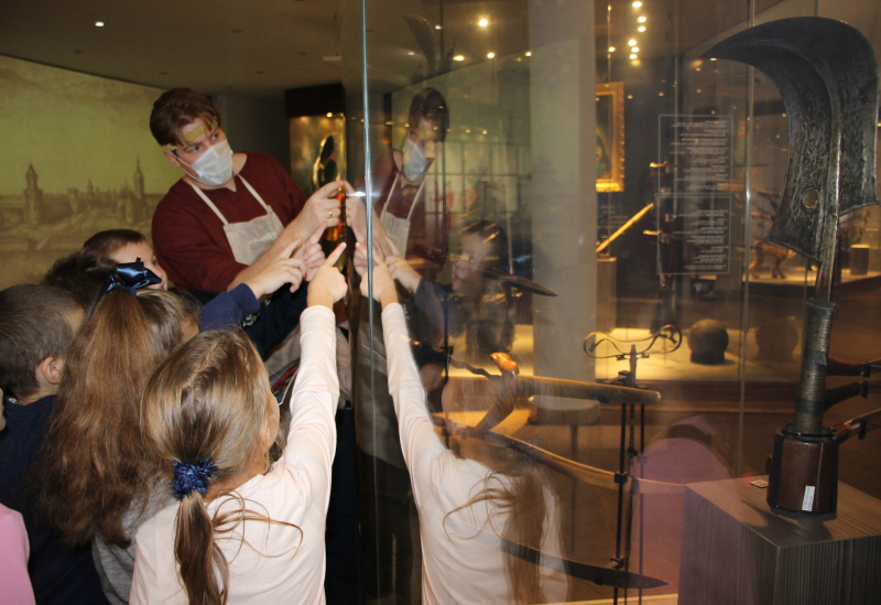 Фотогалерея новогоднего праздника «На страже сокровищ волшебного Шлема» в Тульском музее оружия. Дорогие мальчишки и девчонки, сказочные герои ждут вас! Тульский Государственный Музей Оружия