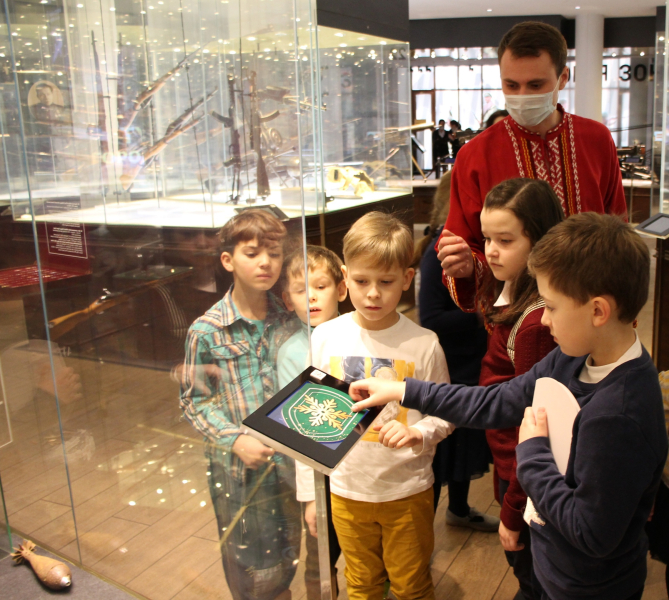 Фотогалерея новогоднего праздника «На страже сокровищ волшебного Шлема» в Тульском музее оружия. Дорогие мальчишки и девчонки, сказочные герои ждут вас! Тульский Государственный Музей Оружия