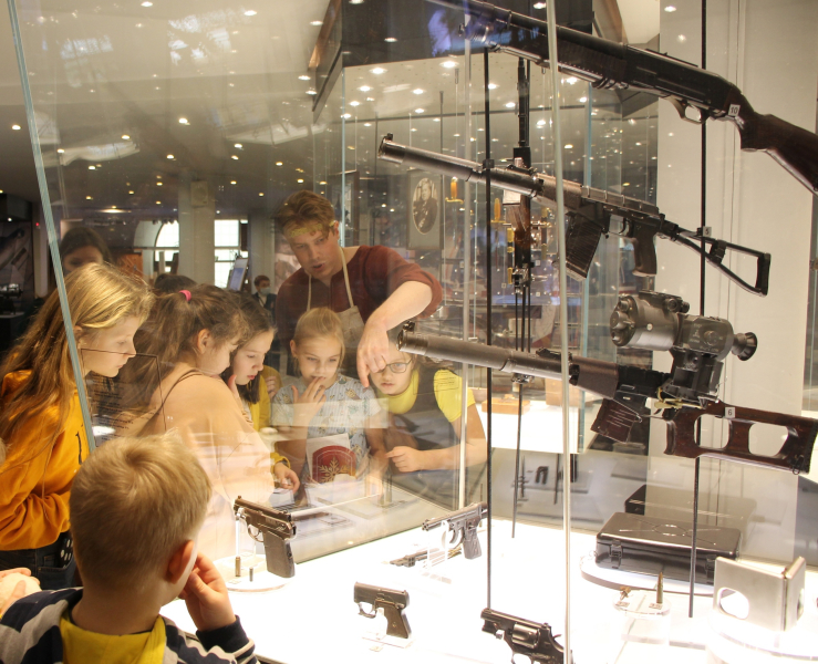 Фотогалерея новогоднего праздника «На страже сокровищ волшебного Шлема» в Тульском музее оружия. Дорогие мальчишки и девчонки, сказочные герои ждут вас! Тульский Государственный Музей Оружия