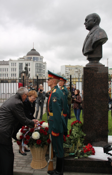 В музее оружия состоялась торжественная церемония открытия бюста – оружейника, Героя России, большого друга музея Николая Александровича Макаровца Тульский Государственный Музей Оружия