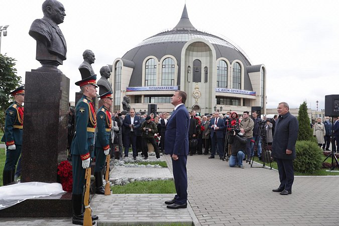 В музее оружия состоялась торжественная церемония открытия бюста – оружейника, Героя России, большого друга музея Николая Александровича Макаровца Тульский Государственный Музей Оружия