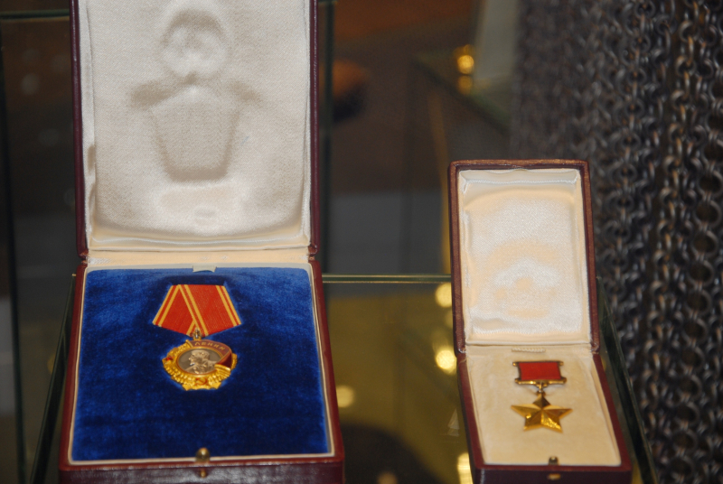 В музее оружия состоялось важнейшее историческое событие - музей получил на хранение священные реликвии города-героя Тулы: знамя города-героя Тулы, медаль «Золотая Звезда», орден Ленина и цен Тульский Государственный Музей Оружия