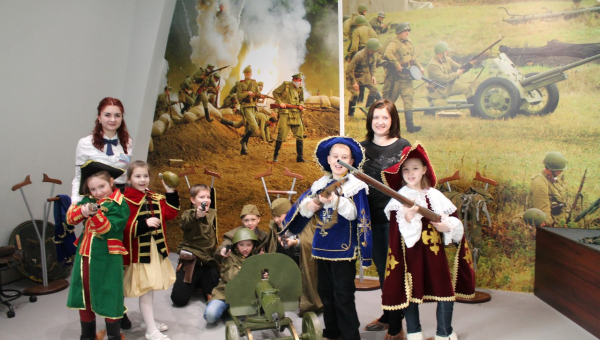 Дорогие мальчики и девочки! Музей оружия приглашает вас ощутить себя защитниками Отечества на интерактивной игровой площадке! Тульский Государственный Музей Оружия