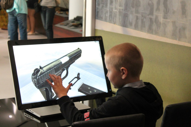 Дорогие мальчики и девочки! Музей оружия приглашает вас ощутить себя защитниками Отечества на интерактивной игровой площадке! Тульский Государственный Музей Оружия