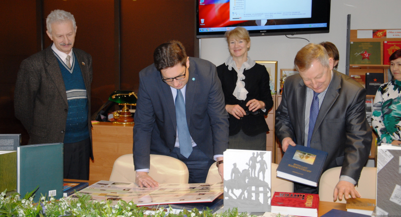 Подарок музею оружия от Председателя ЦИК России В.Е. Чурова Тульский Государственный Музей Оружия