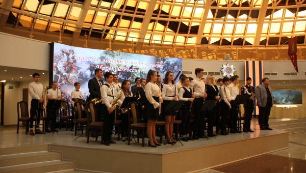 Во славу защитников Отечества сводный детский духовой оркестр г. Тулы «Arsenal Brass» исполнил знаменитые военные марши. Тульский Государственный Музей Оружия