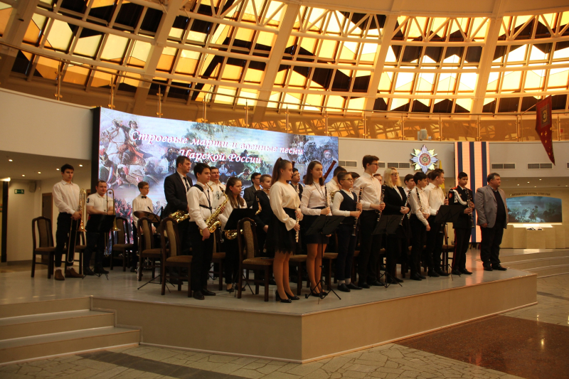 Во славу защитников Отечества сводный детский духовой оркестр г. Тулы «Arsenal Brass» исполнил знаменитые военные марши. Тульский Государственный Музей Оружия