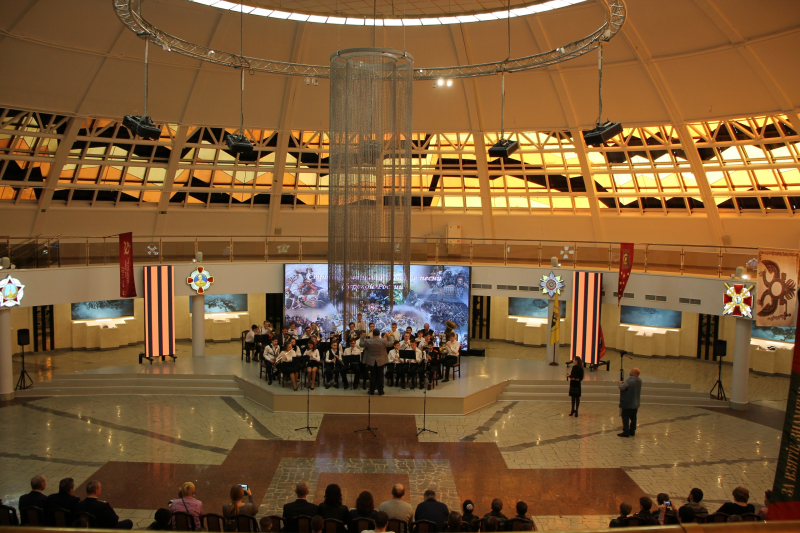 Во славу защитников Отечества сводный детский духовой оркестр г. Тулы «Arsenal Brass» исполнил знаменитые военные марши. Тульский Государственный Музей Оружия