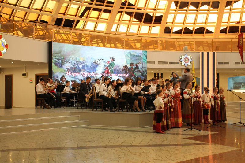 Во славу защитников Отечества сводный детский духовой оркестр г. Тулы «Arsenal Brass» исполнил знаменитые военные марши. Тульский Государственный Музей Оружия