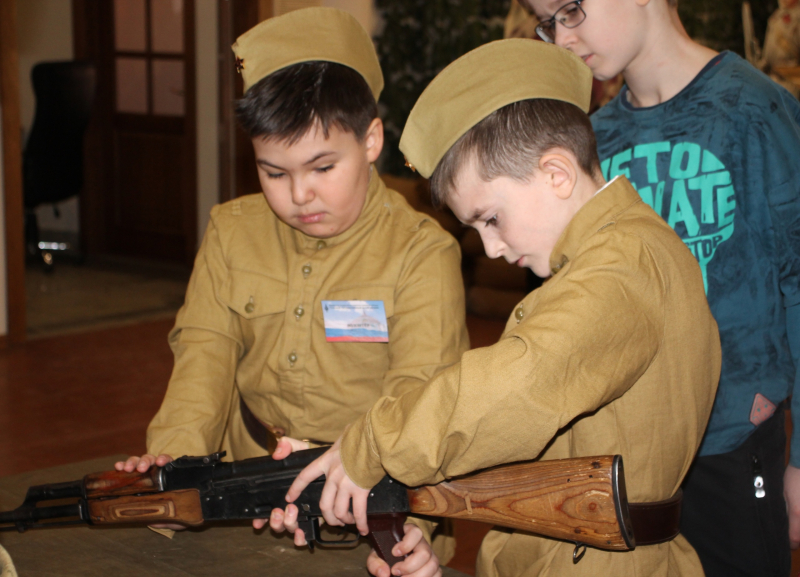 В День защитника Отечества гости музея оружия имеют возможность подержать в руках, разобрать, собрать и сфотографироваться с легендарными образцами исторического и современного оружия. Тульский Государственный Музей Оружия