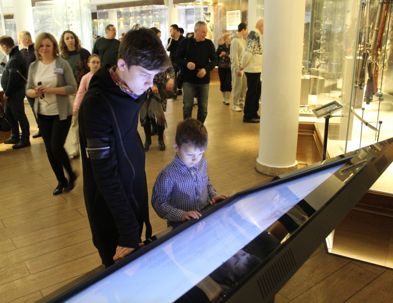 В День защитника Отечества гости музея оружия имеют возможность подержать в руках, разобрать, собрать и сфотографироваться с легендарными образцами исторического и современного оружия. Тульский Государственный Музей Оружия