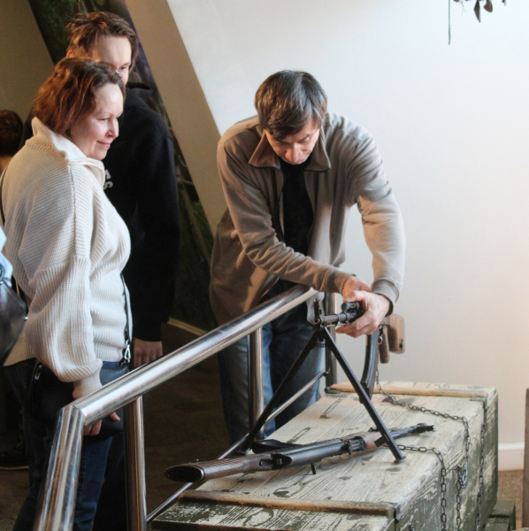 В День защитника Отечества гости музея оружия имеют возможность подержать в руках, разобрать, собрать и сфотографироваться с легендарными образцами исторического и современного оружия. Тульский Государственный Музей Оружия