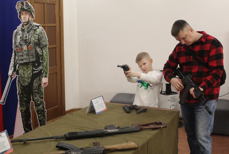 В День защитника Отечества гости музея оружия имеют возможность подержать в руках, разобрать, собрать и сфотографироваться с легендарными образцами исторического и современного оружия. Тульский Государственный Музей Оружия