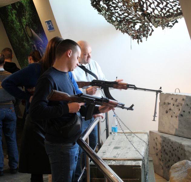 В День защитника Отечества гости музея оружия имеют возможность подержать в руках, разобрать, собрать и сфотографироваться с легендарными образцами исторического и современного оружия. Тульский Государственный Музей Оружия