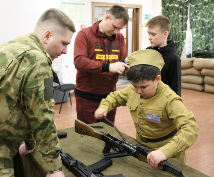 В День защитника Отечества гости музея оружия имеют возможность подержать в руках, разобрать, собрать и сфотографироваться с легендарными образцами исторического и современного оружия. Тульский Государственный Музей Оружия