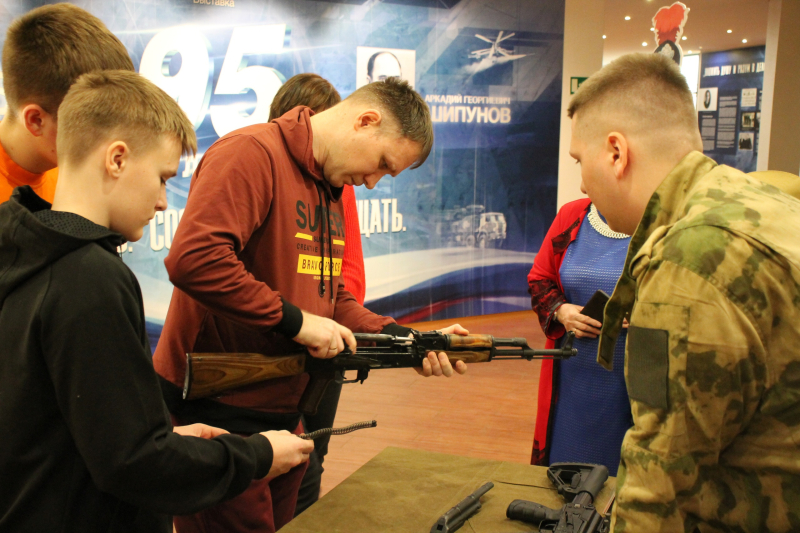 В День защитника Отечества гости музея оружия имеют возможность подержать в руках, разобрать, собрать и сфотографироваться с легендарными образцами исторического и современного оружия. Тульский Государственный Музей Оружия