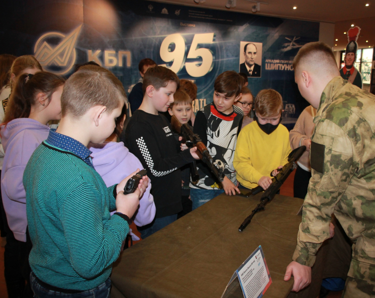 В День защитника Отечества гости музея оружия имеют возможность подержать в руках, разобрать, собрать и сфотографироваться с легендарными образцами исторического и современного оружия. Тульский Государственный Музей Оружия