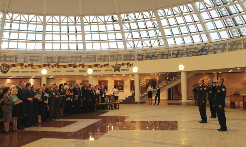 Сегодня директор Росвоенцентра, контр-адмирал В.В. Фетисов вручил музею оружия почетные награды Тульский Государственный Музей Оружия