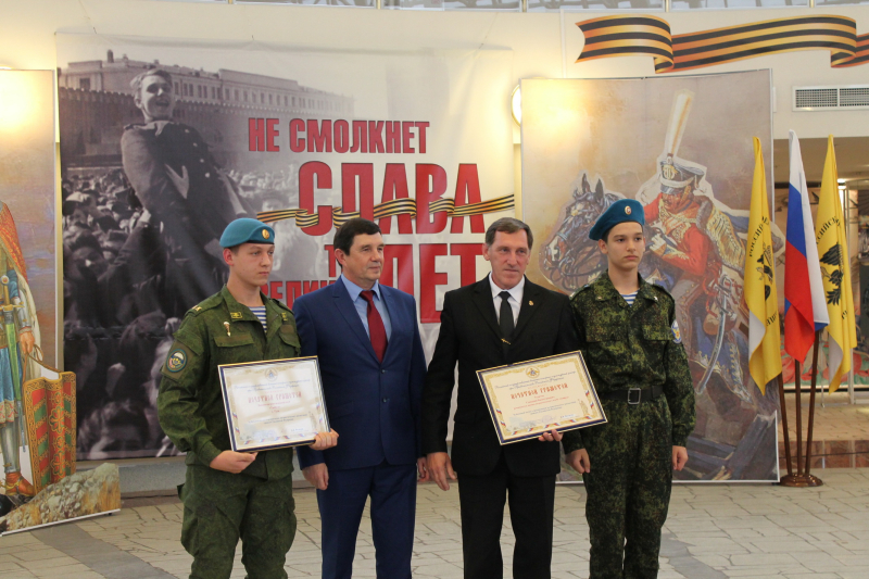 Сегодня директор Росвоенцентра, контр-адмирал В.В. Фетисов вручил музею оружия почетные награды Тульский Государственный Музей Оружия