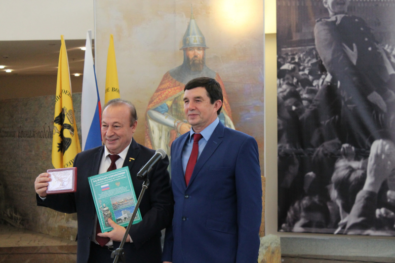 Сегодня директор Росвоенцентра, контр-адмирал В.В. Фетисов вручил музею оружия почетные награды Тульский Государственный Музей Оружия