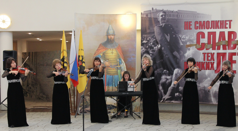 Сегодня директор Росвоенцентра, контр-адмирал В.В. Фетисов вручил музею оружия почетные награды Тульский Государственный Музей Оружия