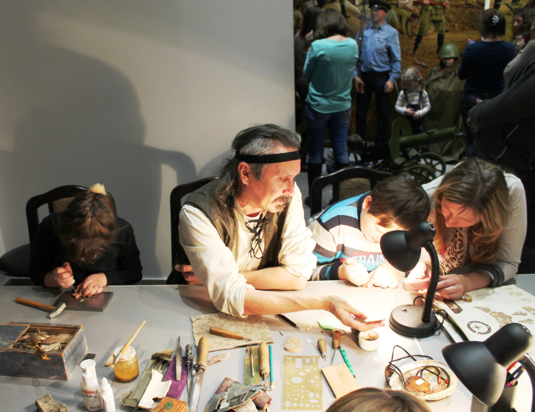 «Ночь искусств». Гравировка, инкрустация, гончарный круг и… радиоуправляемые автомобили. Тульский Государственный Музей Оружия