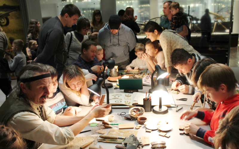 «Ночь искусств». Гравировка, инкрустация, гончарный круг и… радиоуправляемые автомобили. Тульский Государственный Музей Оружия