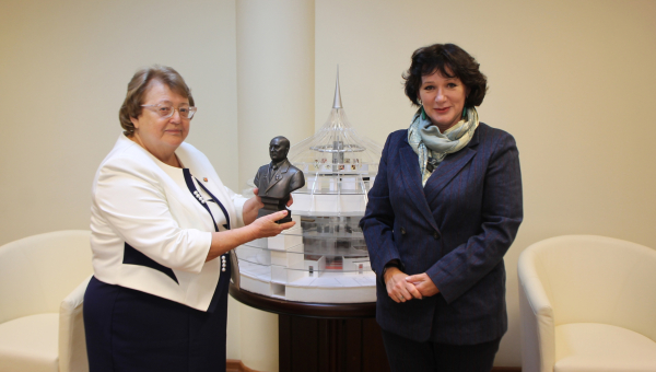 В День оружейника Н.Н. Макаровец передала в дар музею оружия бюст выдающегося российского конструктора систем Н.А. Макаровца Тульский Государственный Музей Оружия