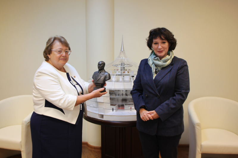 В День оружейника Н.Н. Макаровец передала в дар музею оружия бюст выдающегося российского конструктора систем Н.А. Макаровца Тульский Государственный Музей Оружия