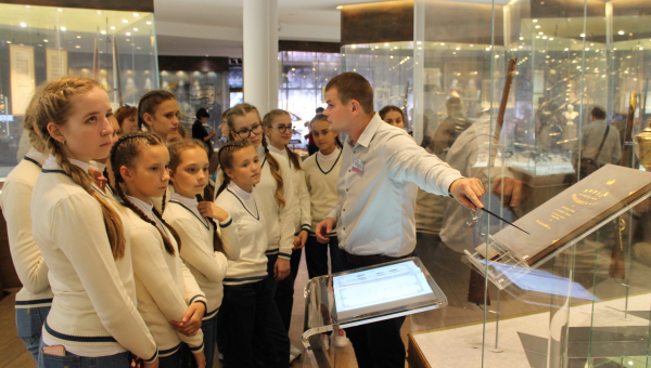 Воспитанницы московского кадетского корпуса «Пансион воспитанниц Министерства обороны РФ» в музее оружия Тульский Государственный Музей Оружия