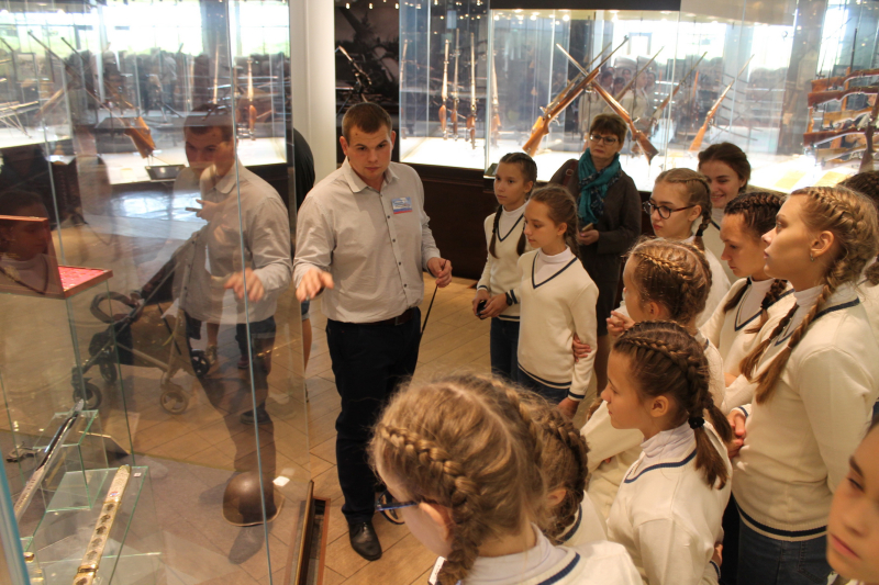 Воспитанницы московского кадетского корпуса «Пансион воспитанниц Министерства обороны РФ» в музее оружия Тульский Государственный Музей Оружия