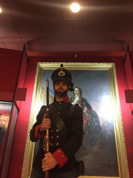 Почувствуйте ауру победоносных сражений и поединков, сфотографировавшись в мундирах 1812 г. на уникальной выставке музея оружия «Честь мундира»! Тульский Государственный Музей Оружия