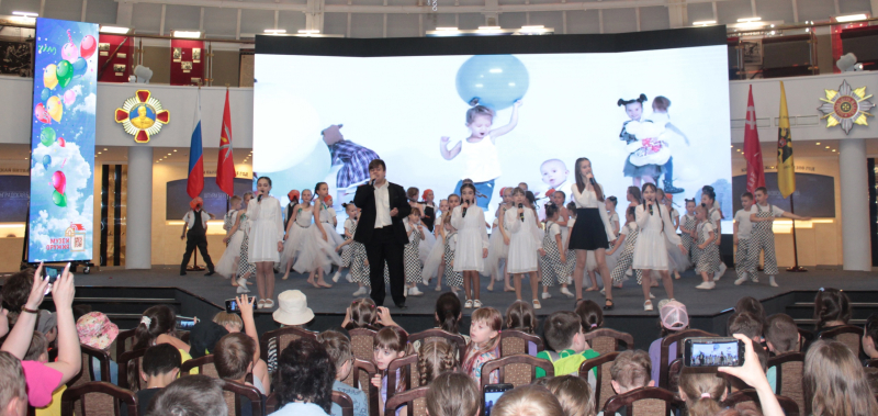 Сегодня Тульский государственный музей оружия по доброй традиции приветствовал юных туляков праздничной программой «ШЛЕМ: Школьники Летом Едут в Музей!» Тульский Государственный Музей Оружия