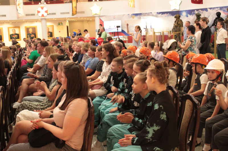 Сегодня Тульский государственный музей оружия по доброй традиции приветствовал юных туляков праздничной программой «ШЛЕМ: Школьники Летом Едут в Музей!» Тульский Государственный Музей Оружия