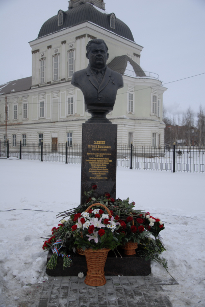 На Аллее Славы знаменитых оружейников г.Тулы музея оружия торжественно открыт бюст Евгения Николаевича Сабинина Тульский Государственный Музей Оружия